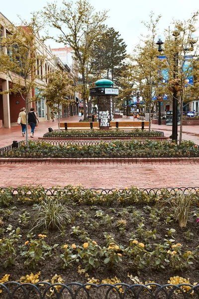 Boulder Colorado Mai 2020 Bancs Parterres Parc Long Pearl Street — Photo