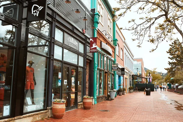 Boulder, Colorado - 27 Mayıs 2020: Pearl Street Mall yakınlarındaki mağazalar, işletmeler ve restoranlar, Boulder County 'de bir yaya alışveriş merkezi.  