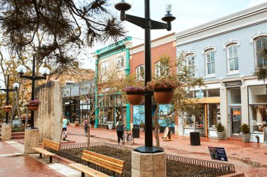 Boulder, Colorado - 27 Mayıs 2020: Pearl Street Mall yakınlarındaki mağazalar, işletmeler ve restoranlar, Boulder County 'de bir yaya alışveriş merkezi.  