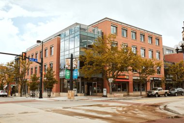 Boulder, Colorado - 27 Mayıs 2020: Pearl Street Mall yakınlarındaki mağazalar, işletmeler ve restoranlar, Boulder County 'de bir yaya alışveriş merkezi.  