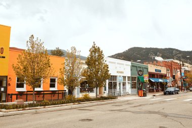 Boulder, Colorado - 27 Mayıs 2020: Pearl Street Mall yakınlarındaki mağazalar, işletmeler ve restoranlar, Boulder County 'de bir yaya alışveriş merkezi.  