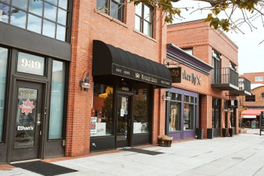 Boulder, Colorado - 27 Mayıs 2020: Pearl Street Mall yakınlarındaki mağazalar, işletmeler ve restoranlar, Boulder County 'de bir yaya alışveriş merkezi.  