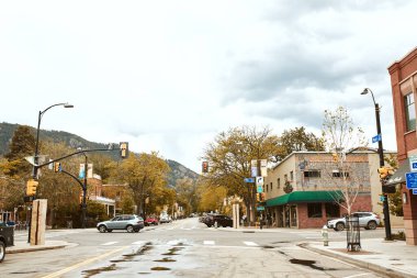 Boulder, Colorado - 27 Mayıs 2020: Pearl Street Mall yakınlarındaki mağazalar, işletmeler ve restoranlar, Boulder County 'de bir yaya alışveriş merkezi.  