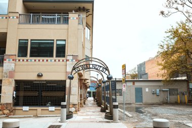 Boulder, Colorado - 27 Mayıs 2020: Pearl Street AVM 'yi Boulder, County' deki Walnut Caddesi 'ne bağlayan koridor