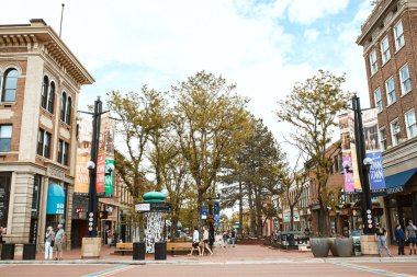 Boulder, Colorado - 27 Mayıs 2020: Pearl Street Mall yakınlarındaki mağazalar, işletmeler ve restoranlar, Boulder County 'de bir yaya alışveriş merkezi.  
