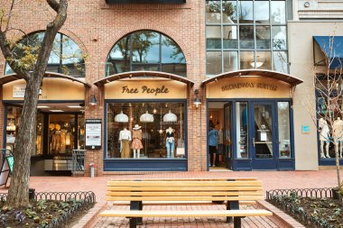 Boulder, Colorado - 27 Mayıs 2020: Pearl Street Mall yakınlarındaki mağazalar, işletmeler ve restoranlar, Boulder County 'de bir yaya alışveriş merkezi.  