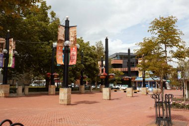 Boulder, Colorado - 27 Mayıs 2020: Pearl Street Mall yakınlarındaki mağazalar, işletmeler ve restoranlar, Boulder County 'de bir yaya alışveriş merkezi.  