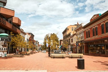 Boulder, Colorado - 27 Mayıs 2020: Pearl Street Mall yakınlarındaki mağazalar, işletmeler ve restoranlar, Boulder County 'de bir yaya alışveriş merkezi.  