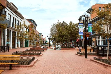 Boulder, Colorado - 27 Mayıs 2020: Pearl Street Mall yakınlarındaki mağazalar, işletmeler ve restoranlar, Boulder County 'de bir yaya alışveriş merkezi.  