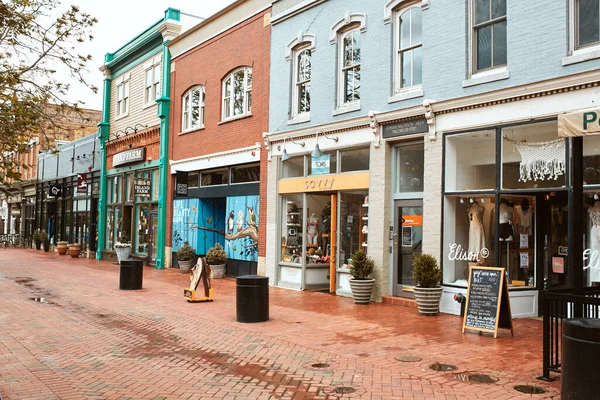 Boulder, Colorado - 27 Mayıs 2020: Pearl Street Mall yakınlarındaki mağazalar, işletmeler ve restoranlar, Boulder County 'de bir yaya alışveriş merkezi.  