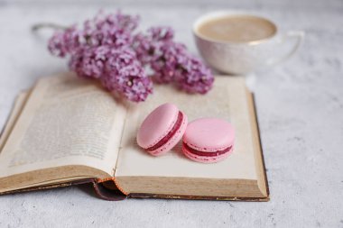 Bir fincan sabah kahvesi, bir kase leylak, hafif arka planda makarna. Kartpostal. Günaydın.