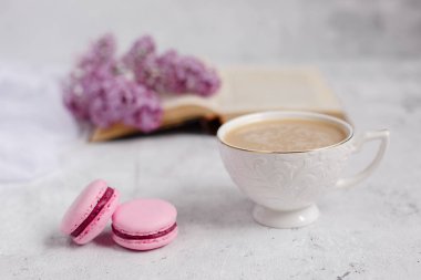 Bir fincan sabah kahvesi, bir kase leylak, hafif arka planda makarna. Kartpostal. Günaydın.