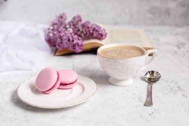 Bir fincan sabah kahvesi, bir kase leylak, hafif arka planda makarna. Kartpostal. Günaydın.