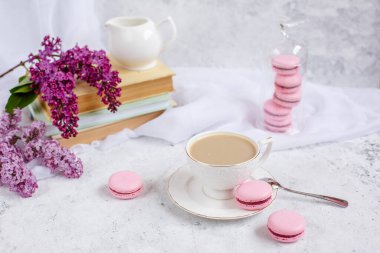 Bir fincan sabah kahvesi, bir kase leylak, hafif arka planda makarna. Kartpostal. Günaydın.