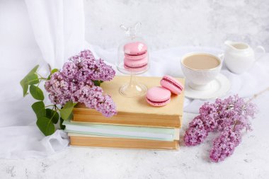 Bir fincan sabah kahvesi, bir kase leylak, hafif arka planda makarna. Kartpostal. Günaydın.