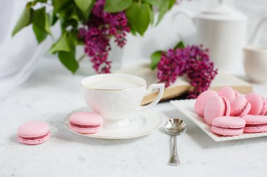 Bir fincan sabah kahvesi, bir kase leylak, hafif arka planda makarna. Kartpostal. Günaydın.