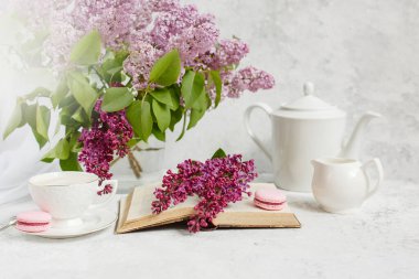 Bir fincan sabah kahvesi, bir kase leylak, hafif arka planda makarna. Kartpostal. Günaydın.