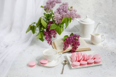 Bir fincan sabah kahvesi, bir kase leylak, hafif arka planda makarna. Kartpostal. Günaydın.