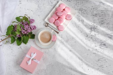 Bir fincan sabah kahvesi, bir kase leylak, hafif arka planda makarna. Kartpostal. Günaydın.