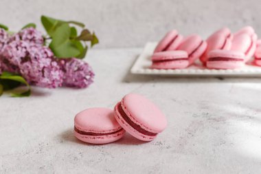 Gri arka planda lezzetli kurabiyeler.