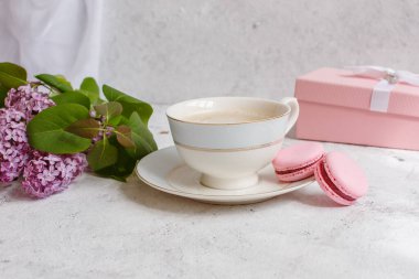 Bir fincan sabah kahvesi, bir kase leylak, hafif arka planda makarna. Kartpostal. Günaydın.