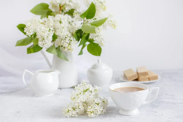 Stilllebenvase Mit Einem Strauß Weißen Flieders Einer Tasse Kaffee Mit — Stockfoto