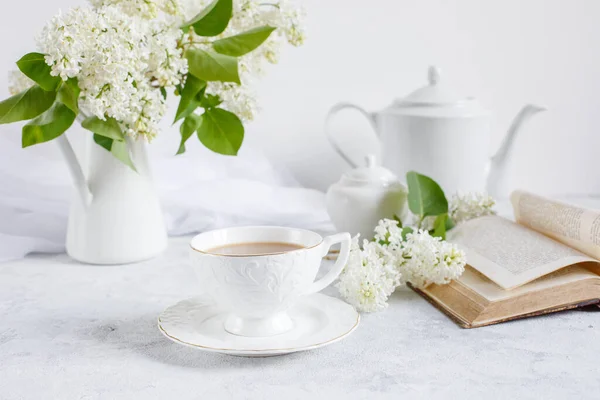 Egy Csokor Fehér Orgona Egy Csésze Kávé Egy Régi Könyv — Stock Fotó