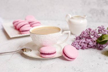 Bir fincan sabah kahvesi, bir kase leylak, hafif arka planda makarna. Kartpostal. Günaydın.