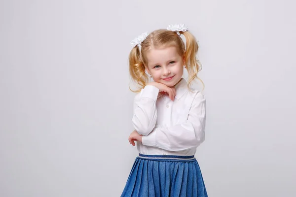 Bambina Uniforme Scolastica Sfondo Bianco — Foto Stock