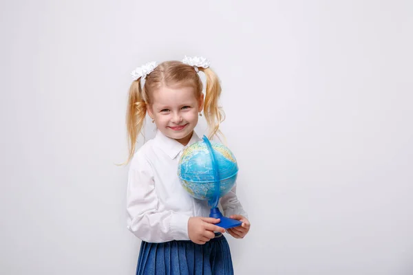 Una Bambina Uniforme Scolastica Sfondo Bianco Tiene Globo — Foto Stock