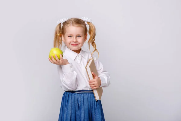 Una Bambina Uniforme Scolastica Sfondo Bianco Con Mano Una Mela — Foto Stock