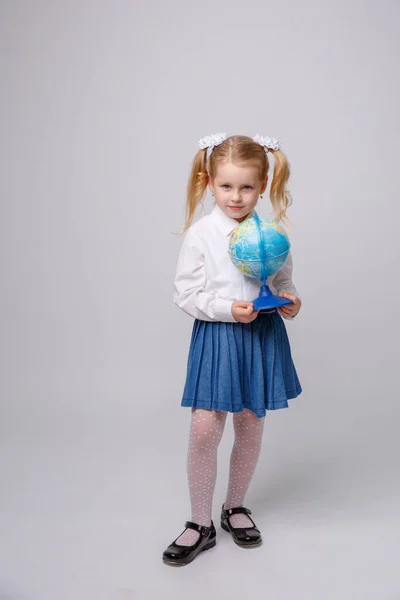 Una Bambina Uniforme Scolastica Sfondo Bianco Tiene Globo — Foto Stock