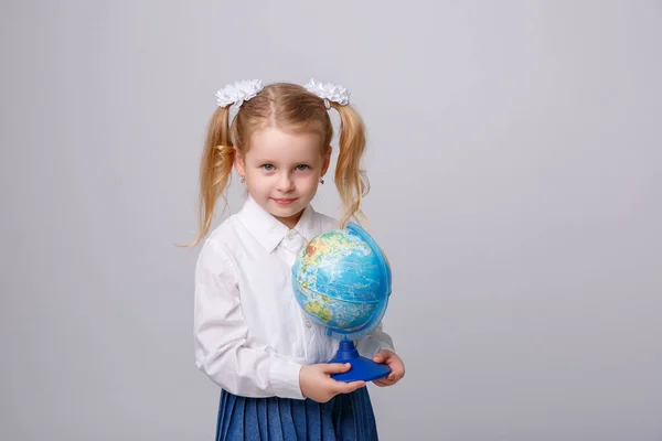 Una Bambina Uniforme Scolastica Sfondo Bianco Tiene Globo — Foto Stock