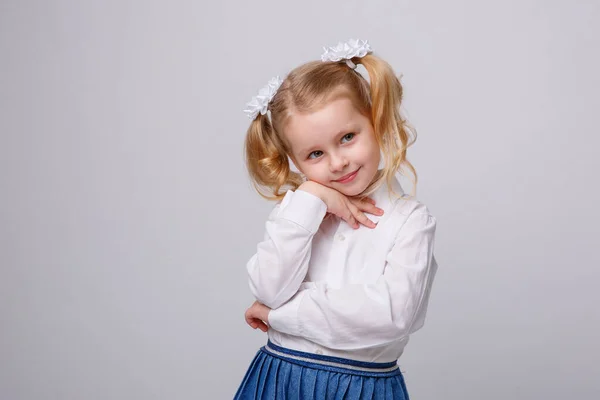 Bambina Uniforme Scolastica Sfondo Bianco — Foto Stock