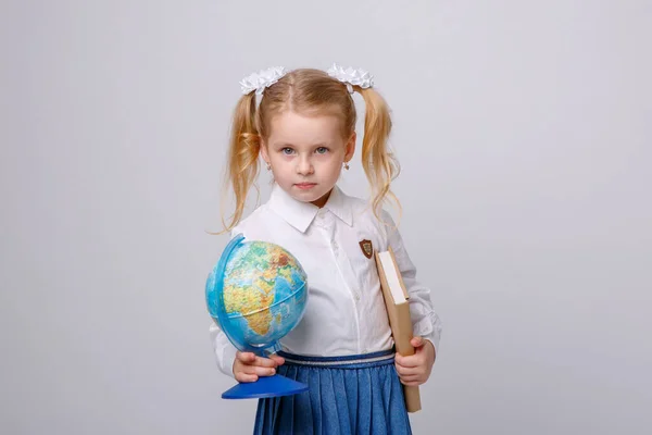 Una Bambina Uniforme Scolastica Sfondo Bianco Tiene Globo — Foto Stock