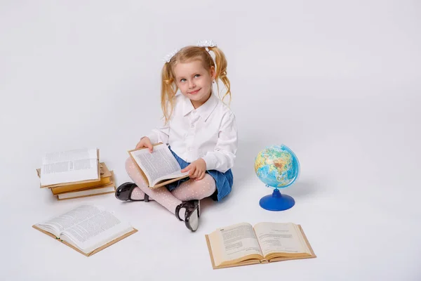 Kleines Mädchen Schuluniform Auf Weißem Hintergrund Liest Ein Buch — Stockfoto