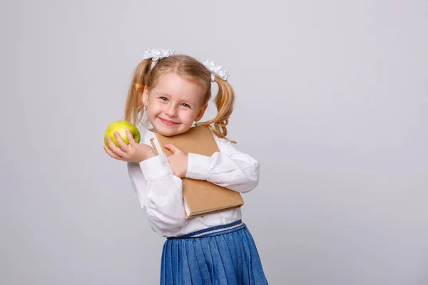 Una Niña Con Uniforme Escolar Sobre Fondo Blanco Sostiene Globo — Foto de Stock