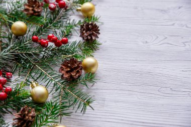 Noel ağacı ve beyaz ahşap arka planda kırmızı böğürtlenli. Mutlu noel tebrik kartı, çerçeve, bayrak.