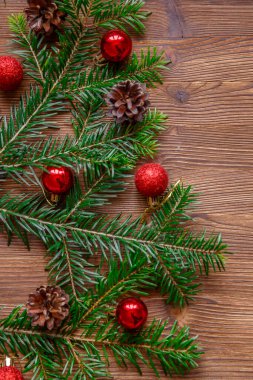 Noel arkaplan ağacı ve ahşap arka planda kırmızı böğürtlenler. Mutlu noel tebrik kartı, çerçeve, bayrak.