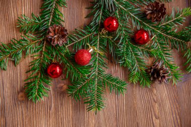 Noel arkaplan ağacı ve ahşap arka planda kırmızı böğürtlenler. Mutlu noel tebrik kartı, çerçeve, bayrak.