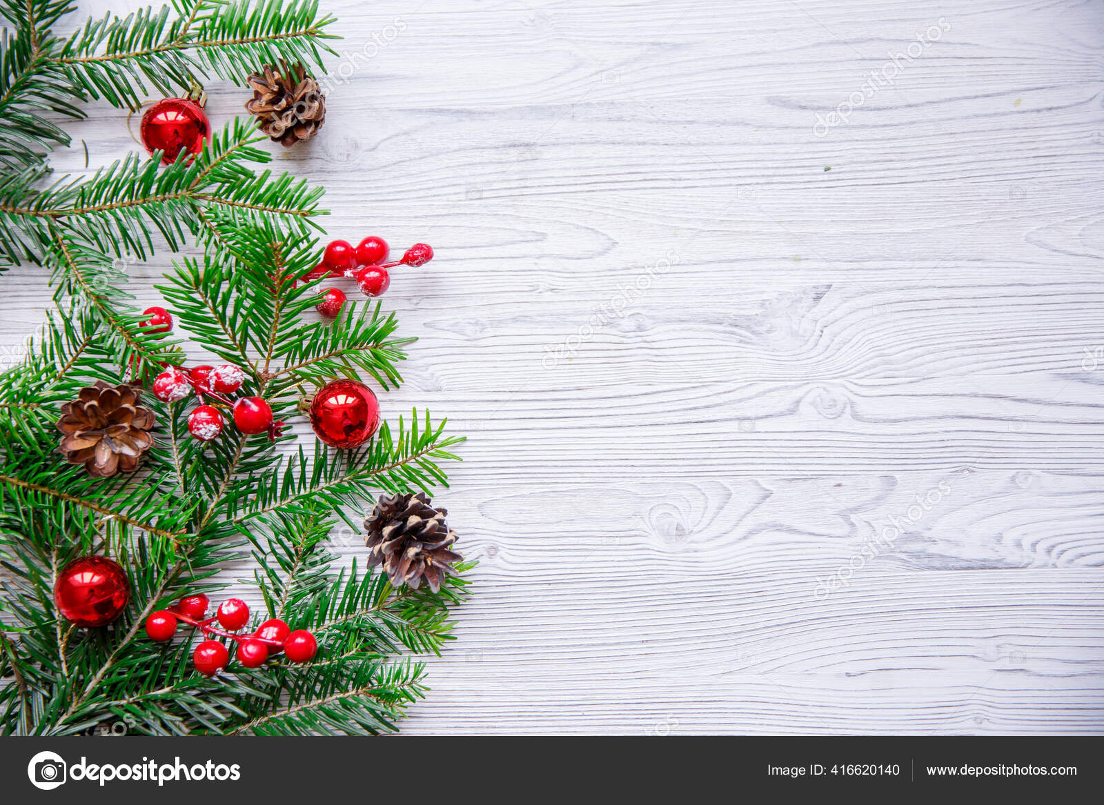 Weihnachten Hintergrund Mit Weihnachtsbaum Und Roten Beeren Auf Weissem Holzhintergrund Stockfotografie Lizenzfreie Fotos C Lesya18 Depositphotos