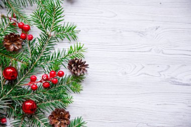 Noel ağacı ve beyaz ahşap arka planda kırmızı böğürtlenli. Mutlu noel tebrik kartı, çerçeve, bayrak.