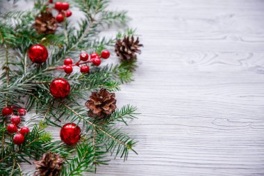 Noel ağacı ve beyaz ahşap arka planda kırmızı böğürtlenli. Mutlu noel tebrik kartı, çerçeve, bayrak.