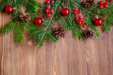 Noel arkaplan ağacı ve ahşap arka planda kırmızı böğürtlenler. Mutlu noel tebrik kartı, çerçeve, bayrak.