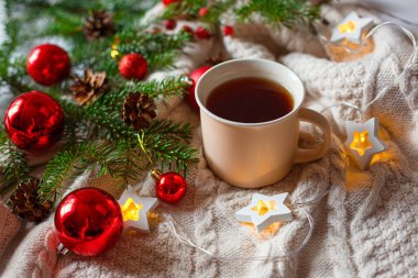 Noel arkaplan çayı. Noel oyuncakları düz, kırmızı oyuncaklar.