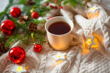 Noel arkaplan çayı. Noel oyuncakları düz, kırmızı oyuncaklar.