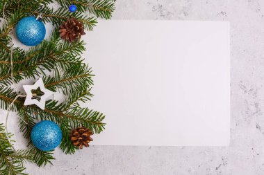 Noel arkaplanı, ağaç dalları, mavi Noel oyuncakları konileri, çelenkler, yazı yazılacak yer