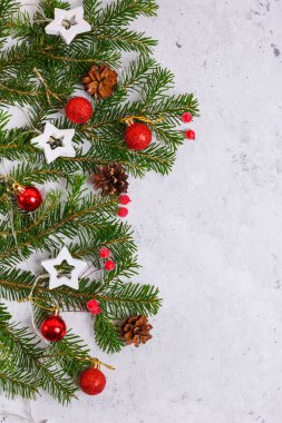 Noel arkaplanı, Noel ağacı dalları kırmızı Noel oyuncakları konileri, çelenkler, yazı yazılacak yer