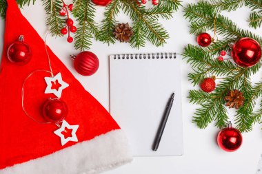 Noel kartı, Noel Baba 'ya mektup. Metin kalem, Noel ağacı oyuncakları, ağaç dalları için kırmızı alan