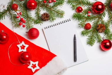 Noel kartı, Noel Baba 'ya mektup. Metin kalem, Noel ağacı oyuncakları, ağaç dalları için kırmızı alan